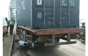 Polisi Ini Ganjal Truk Rem Blong dengan Motor Dinas Cegah Kecelakaan