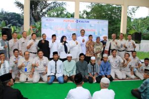 Buka Puasa Bersama Mayarakat Guntung, Pupuk Kaltim Salurkan 225 Paket Ramadhan dan Santuni 20 Anak Yatim