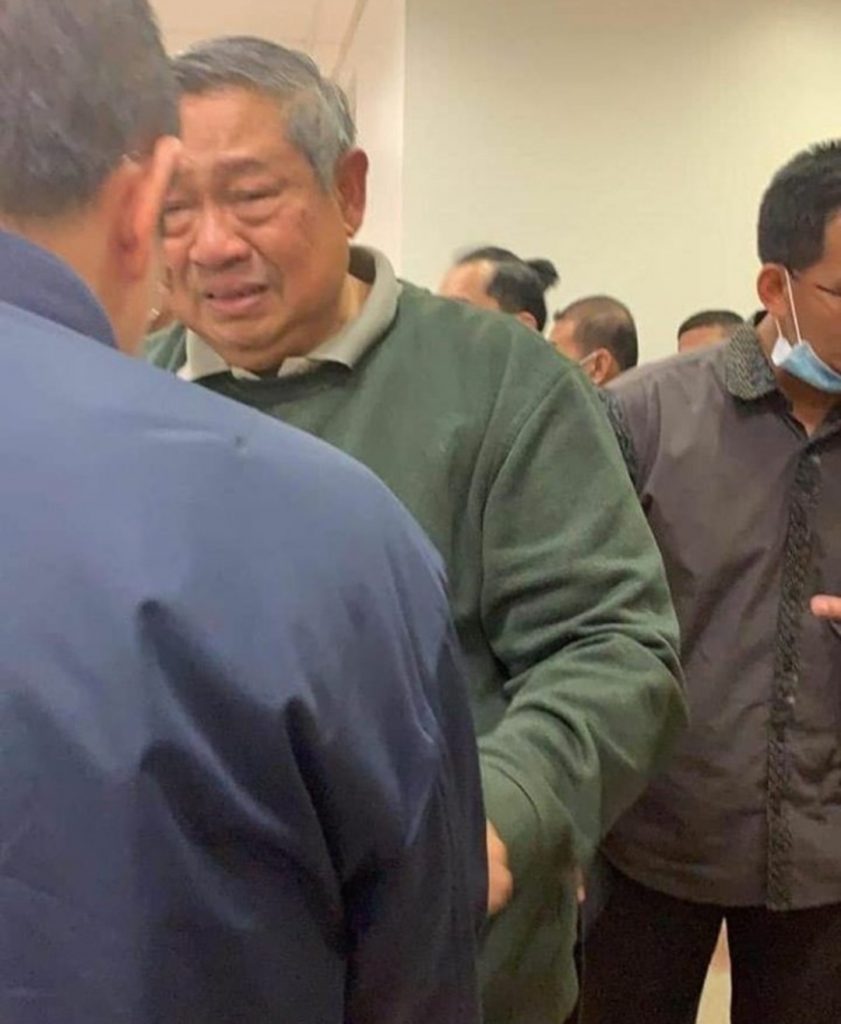 Warganet Berduka, #RIFAniYudhoyono Menjadi Trending Topic Twitter