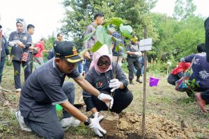 Semarak Hut Adhyaksa ke-59, Di Isi Dengan Bakti Sosial Penanaman Pohon Hinga Kerja Bakti
