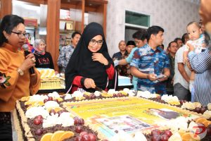 Warga Bontang Antusias Berikan Ucapan Ultah ke Neni