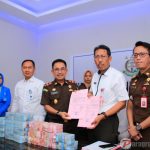 Kejari Bontang Setor Uang Sitaan Korupsi eskalator