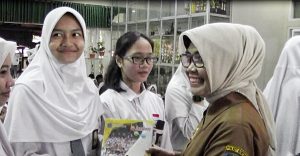 Wali Kota Bontang Neni Salurkan Perlengkapan Alat Tulis Gratis Kepada 38.500 Pelajar
