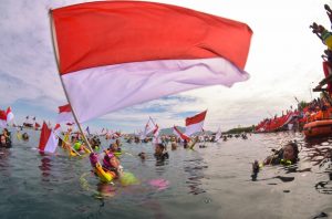 Pecahkan Rekor Dunia! WASI Kibarkan Merah Putih Di Dasar Laut