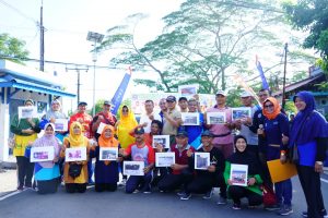 Walikota Neni Hadiri CFD, 29 RT se-Kelurahan Belimbing Terima Produta