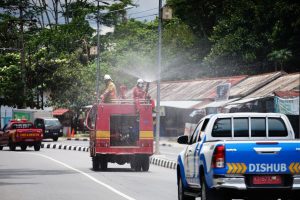 Antisipasi Corona, Neni Semprot Disinfektan di Jalan Protokol Bontang