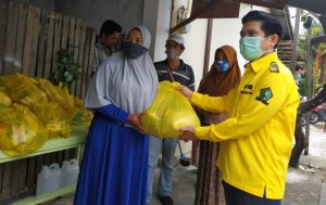 Andi Faizal Bagikan Seribu Paket Sembako bagi Warga Terdampak Covid-19