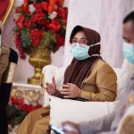 Wali Kota Neni Morniaeni saat menggelar rapat persiapan pengaturan lalu lintas dan alur masuk ke Bontang di Rujab Wali Kota Bontang, Selasa 7/4/2020 (Foto: humas Pemkot Bontang)
