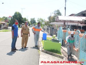 Lawan Covid-19, Sinergi dengan RT Kelurahan Belimbing Semprot Disinfektan di Pemukiman Warga