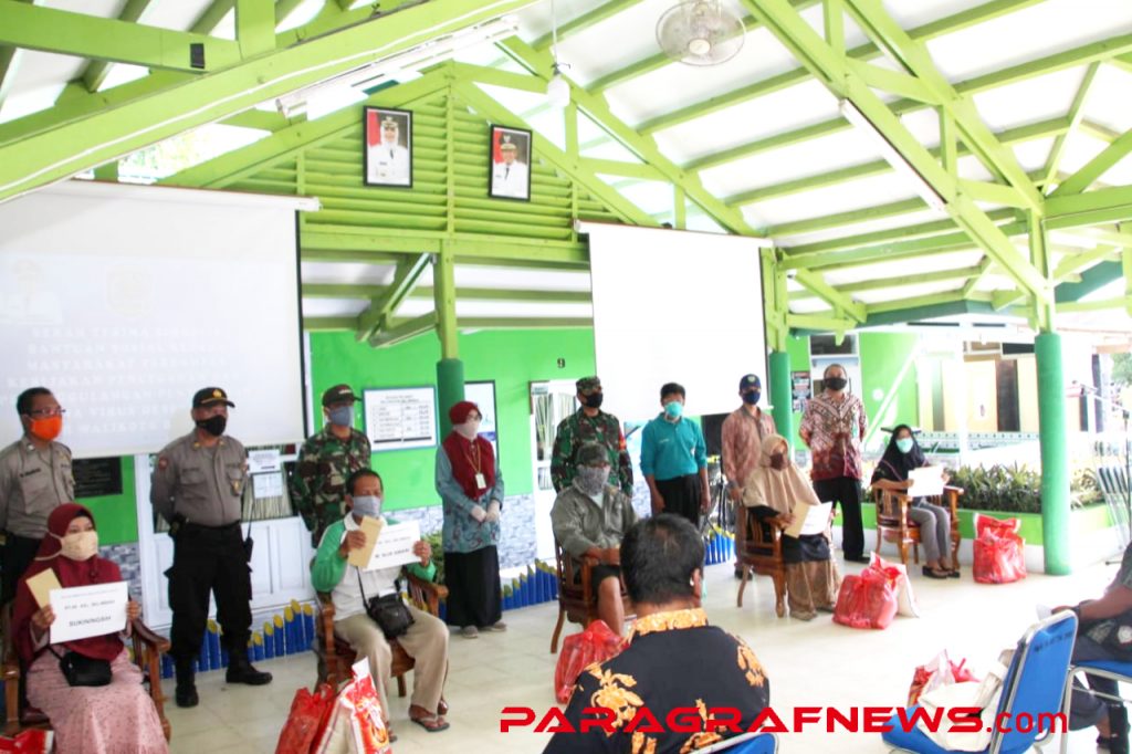 Kelurahan Belimbing Mulai Bagikan 395 Paket Sembako dan BLT Bagi Warga Terdampak Covid-19