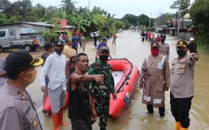 Peduli Banjir, Kapolres Bontang Turun Langsung Ke Lokasi Bantu Warga Lakukan Evakuasi
