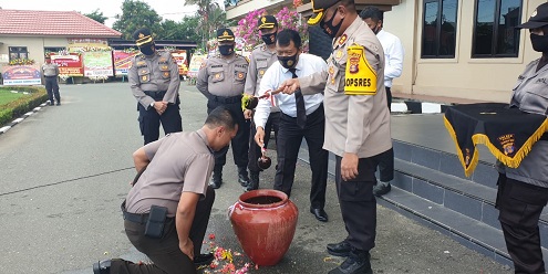 Kepolisian Resor (Polres) Bontang menggelar upacara koprs raport kenaikan pangkat bagi beberapa personilnya.