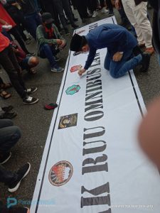 Turun Temui Aksi Demo, Ketua Dewan Teken Penolakan Omnibus Law