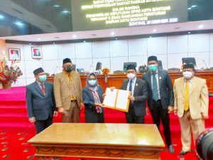 Membacakan Perda Terakhir, Neni Mengesahkan Dua Perda Sekaligus