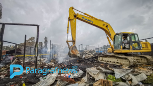Bantu Bersihkan Sisa Kebakaran Pasar Citra Mas Loktuan, Pupuk Kaltim Kerahkan Satu Unit Escavator