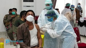 Usai Divaksin, Bakhtiar Wakkang Pastikan Kepada Masyarakat Vaksinasi Itu Aman