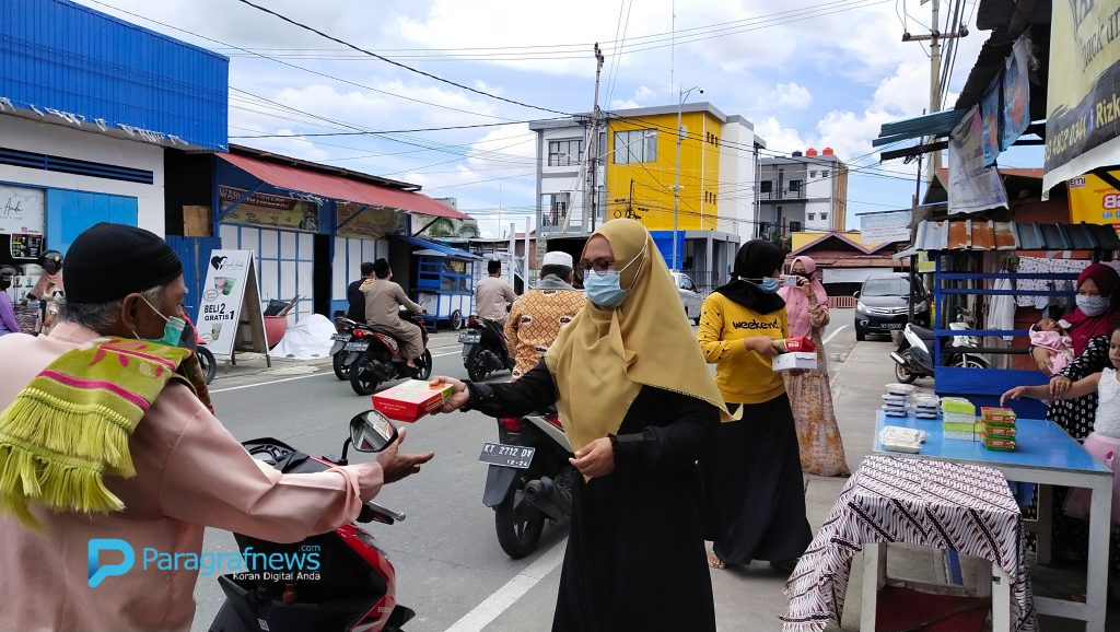 Aksi Jumat Berkah, Makanan Gratis Sambut Jamaah Selesai Shalat Jumat Berjamaah