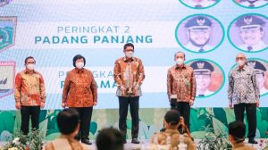 Wali Kota Bontang Raih Penghargaan Green Leadership Nirwasita Tantra