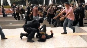 Mahasiswa Tangerang di “Smackdown” Polisi saat Demo Viral di Medsos