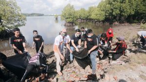 Peduli Lingkungan, Peringati Hari Jadi Ke-5 MOCB Gelar Bersih Pantai