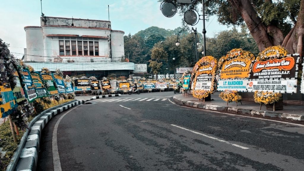 Bandung Berduka, Ratusan Karangan Bunga Belasungkawa Banjiri Pendopo Bandung dan Balaikota