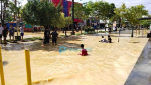 Jalan Ahmad Yani Seperti Sungai, Bocil Asyik Berenang : Buat Hiburan