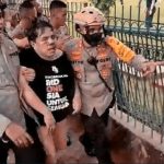 Ade Armando dipukuli