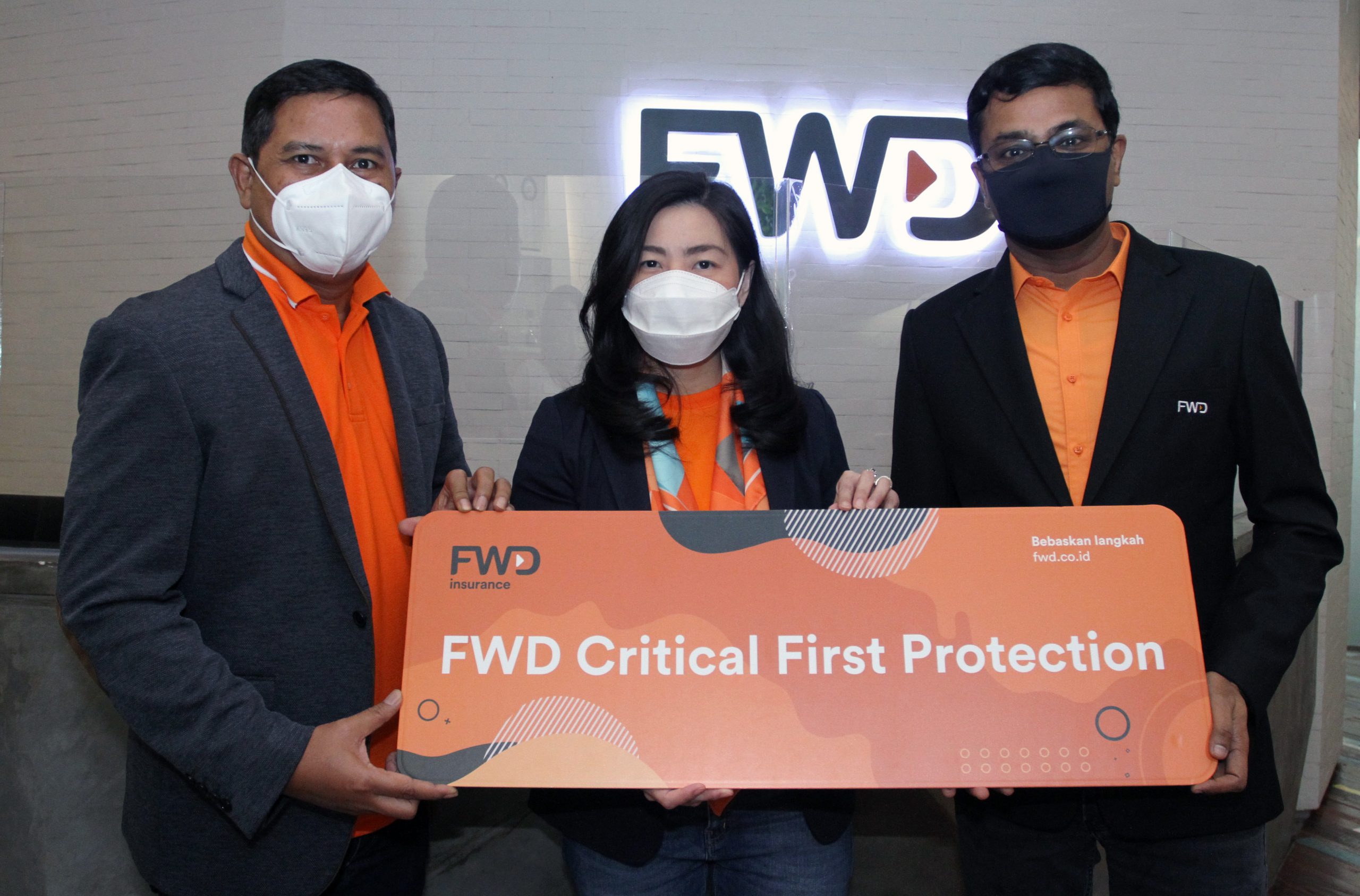 Direktur Utama FWD Insurance, Anantharaman Sridharan bersama Ade Bungsu selaku Direktur, Chief of Operations, Product Proposition & Syariah dan Desy Natalia Widjaja selaku Direktur, Chief Financial Officer / ist