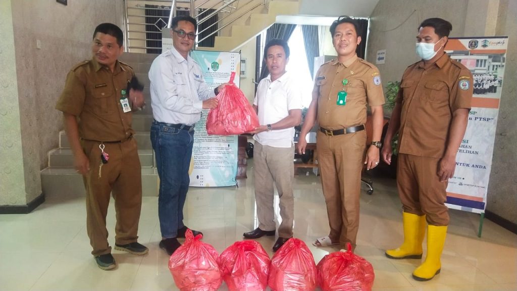 Indominco Mandiri Salurkan Ratusan Nasi Bungkus Bantu Warga Terdampak Banjir Bontang
