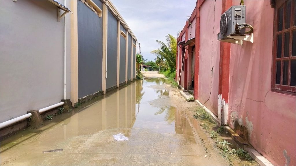 Warga Atletik 24 Keluhkan Jalan Gang Tak Ada Drainase