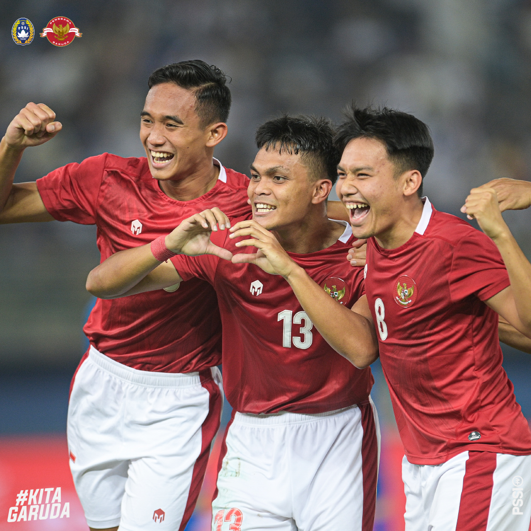 Timnas Indonesia merayakan gol yang dicetak Rachmat Irianto (tengah) saat bertemu Kuwait dalam laga kualifikasi Piala Asia 2023, Kamis (9/6/2022) dini hari / Twitter @PSSI