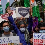 Aksi protes di Mumbai terhadap pernyataan menghina yang dibuat oleh anggota BJP terhadap Islam dan Nabi Muhammad [Rafiq Maqbool/AP]