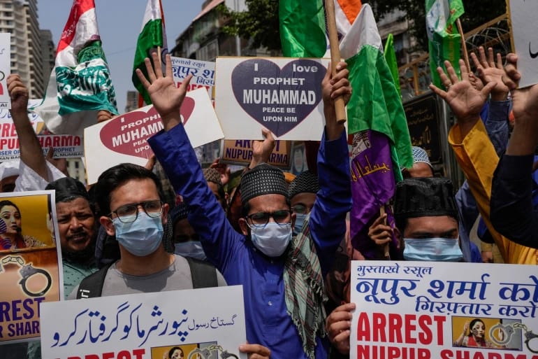 Aksi protes di Mumbai terhadap pernyataan menghina yang dibuat oleh anggota BJP terhadap Islam dan Nabi Muhammad [Rafiq Maqbool/AP]