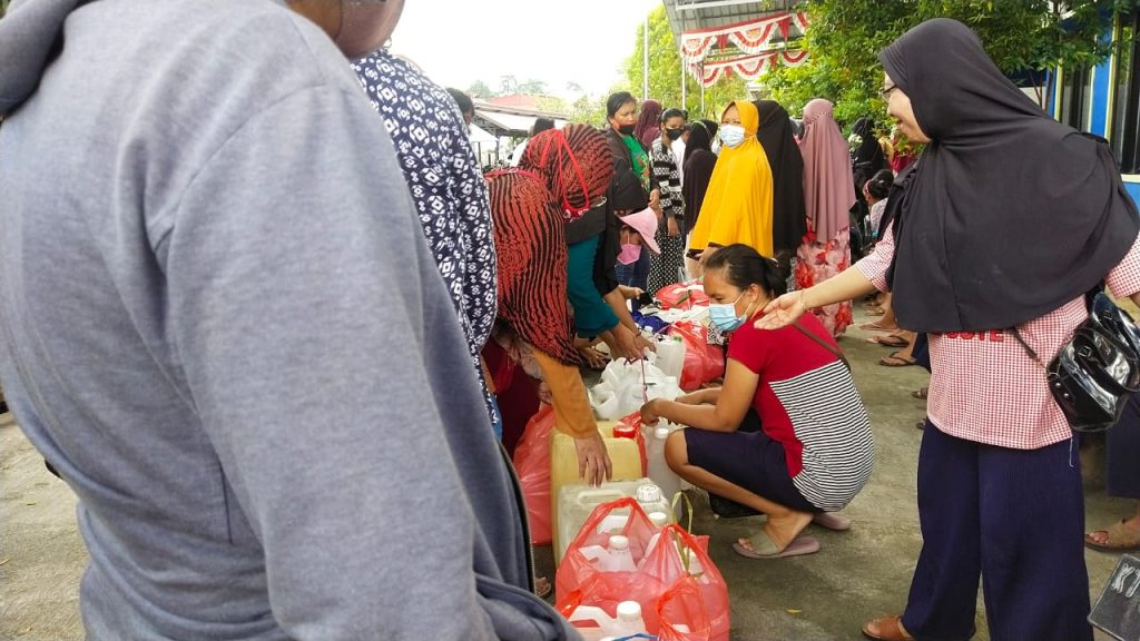Distribusikan 8 Ton, Ratusan Warga Telihan Antri Migor Murah