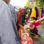 Antrian minyak goreng murah di halaman kantor kelurahan gunung telihan / ist