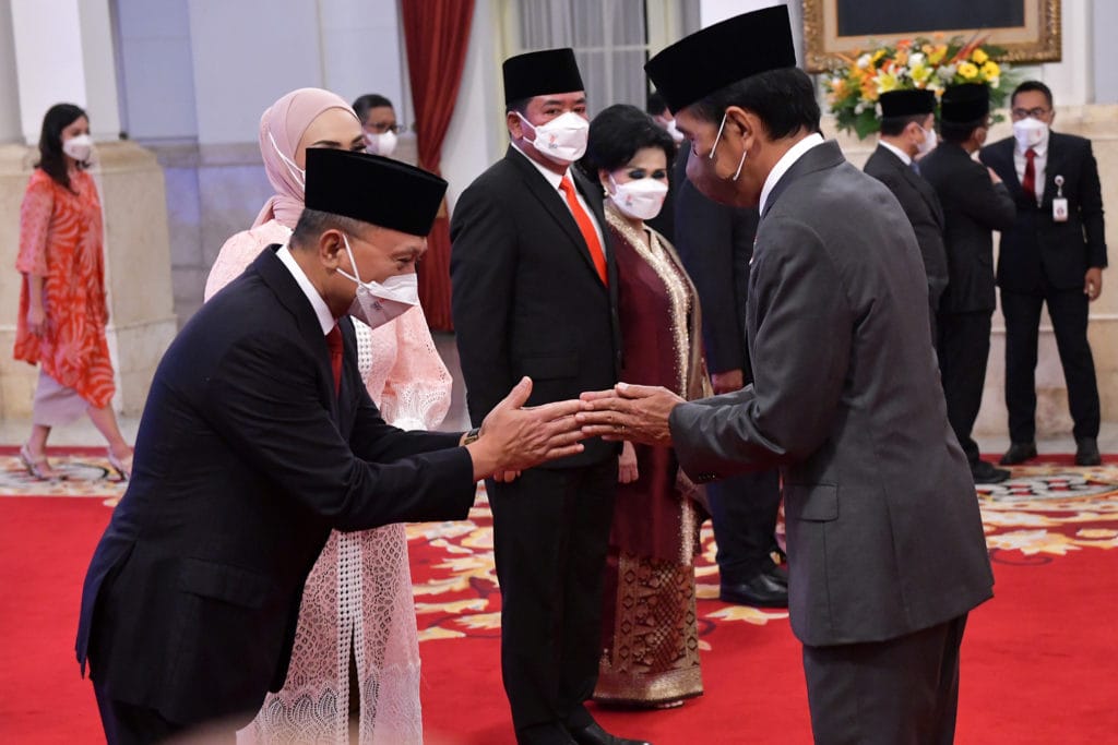Presiden Jokowi memberikan ucapan selamat usai melantik menteri dan wamen sisa masa jabatan periode tahun 2019-2024, di Istana Negara, Jakarta, Rabu (15/06/2022) / Humas Setkab