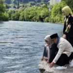 Ridwan Kamil didampingi Atalia dan putrinya, Zara, melemparkan setangkai bunga berwana pink ke Sungai Aare / Foto: Instagram @ataliapr