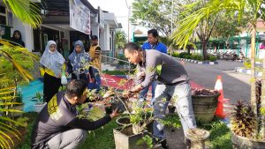 Ciptakan Lingkungan Nyaman Kelurahan Satimpo Galakan Jumat Bersih hingga Tanam Bunga