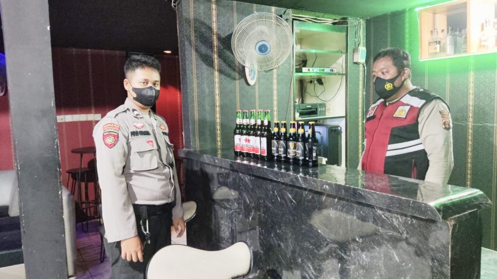 Razia Tempat Karaoke Polres Bontang Sita 10 Botol Miras, Satu Orang Diamankan