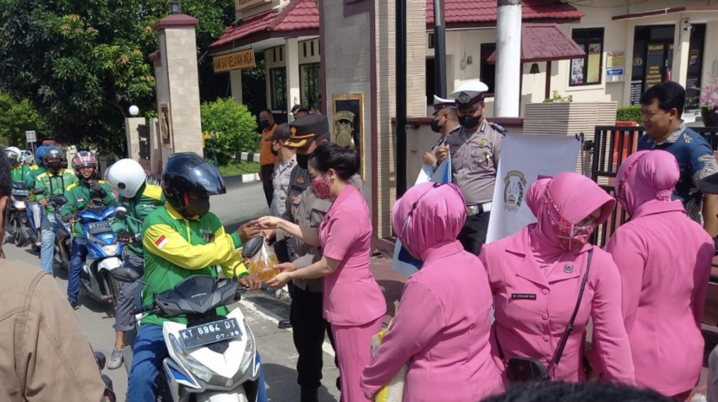 Imbas Kenaikan Harga BBM Polres Bontang Salurkan Ratusan Paket Sembako bagi Warga