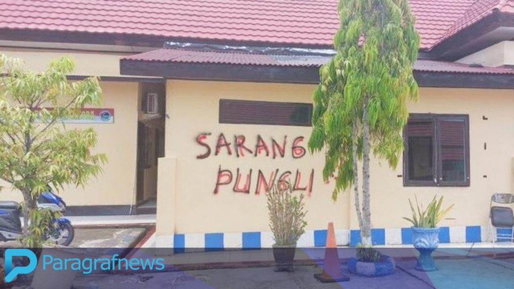 Waduh ! Polisi Coret Dinding Kantor Polisi ‘Sarang Pungli’