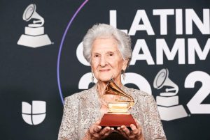 Musik di Mata Angela Alvarez Peraih Grammy Latin di Usia 95 Tahun