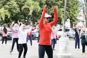 Gelar Senam Jumat, DPMPTSP Bontang Wujudkan Pegawai Sehat dan Produktif