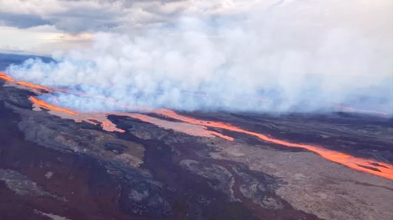 Gunung Api Mauna Loa meletus