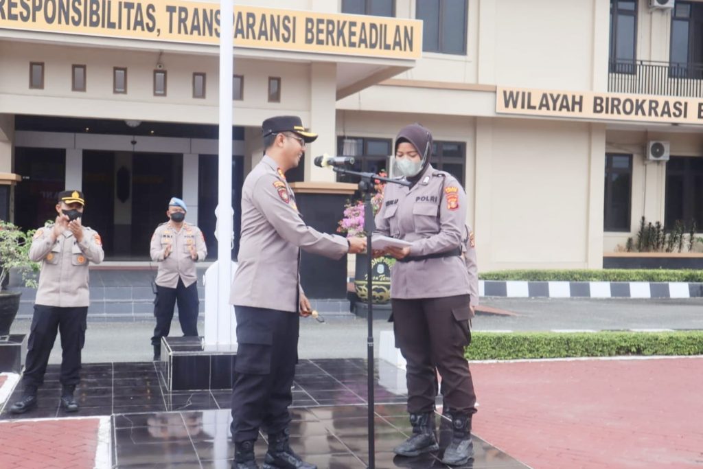 Heroik ! Polwan Bontang Bripka Luluk Respon Cepat Gendong Ibu Mau Melahirkan di Halte