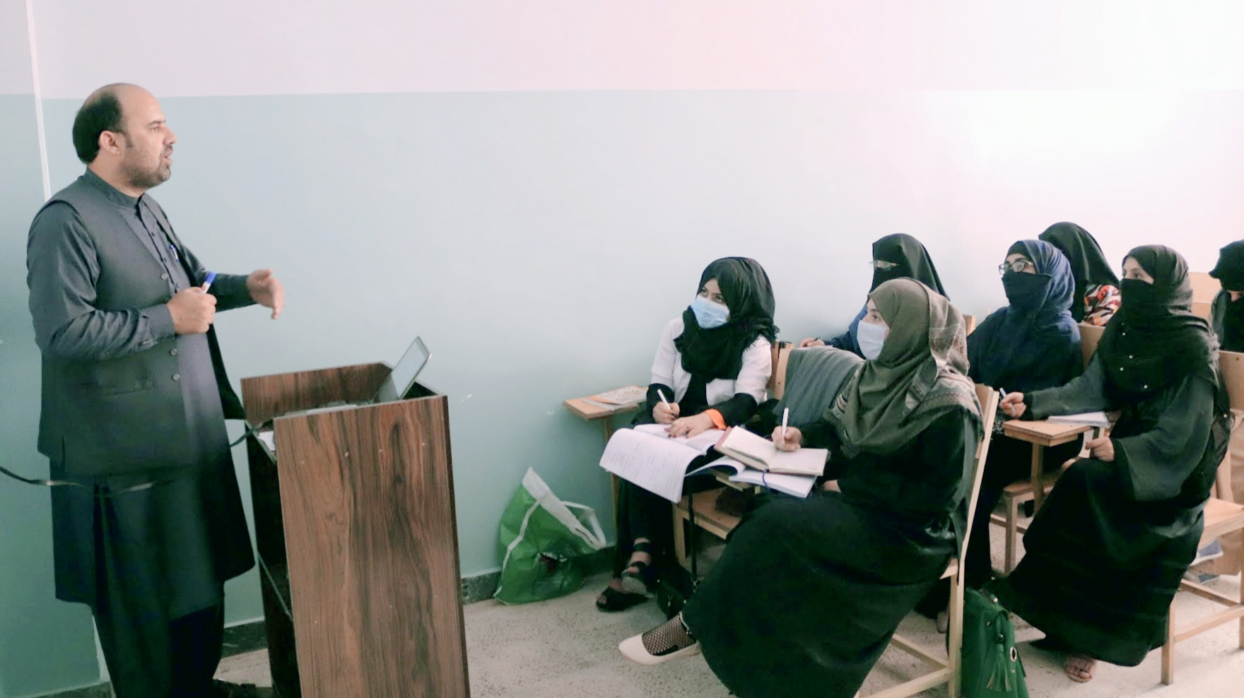 Taliban larang prempuan akses Universitas