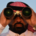 Arab Saudi Mencari Bulan Sabit Idul Fitri