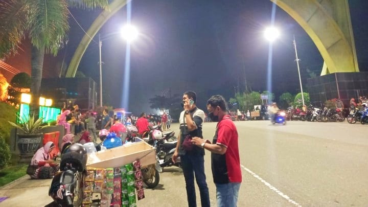 berjualan di Tugu Selamat Datang Kota Bontang