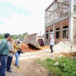 Pekerja Proyek Kantor Kelurahan Satimpo Tidak Punya APD dan BPJS