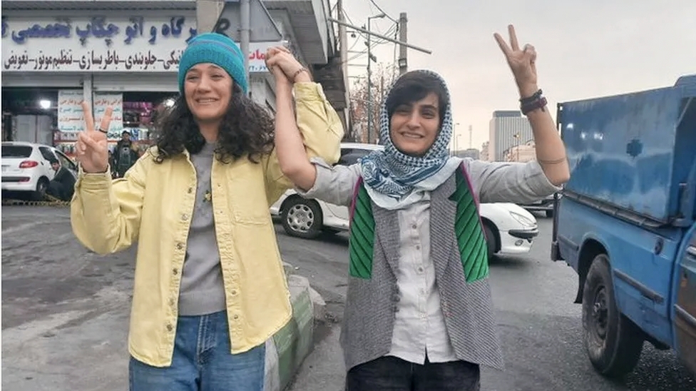 Iran Bebaskan Dua Jurnalis yang Dipenjara Akibat Meliput Kematian Mahsa Amini